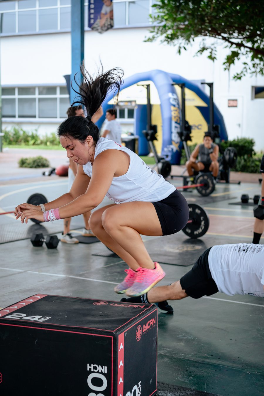 Atleta saltando un cajón