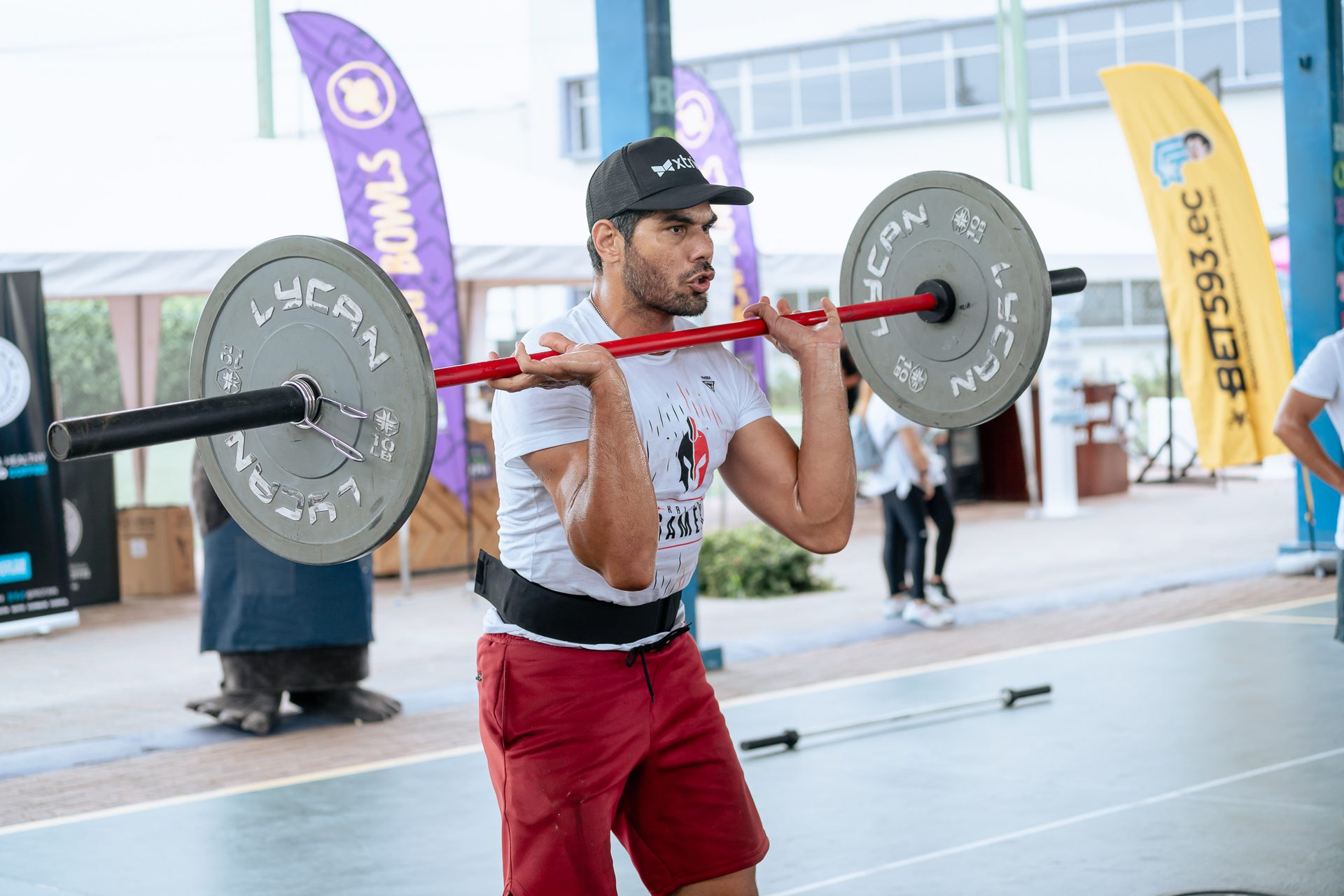 Atleta de Kallpa levantando una barra sobre la cabeza durante los Kallpa Games